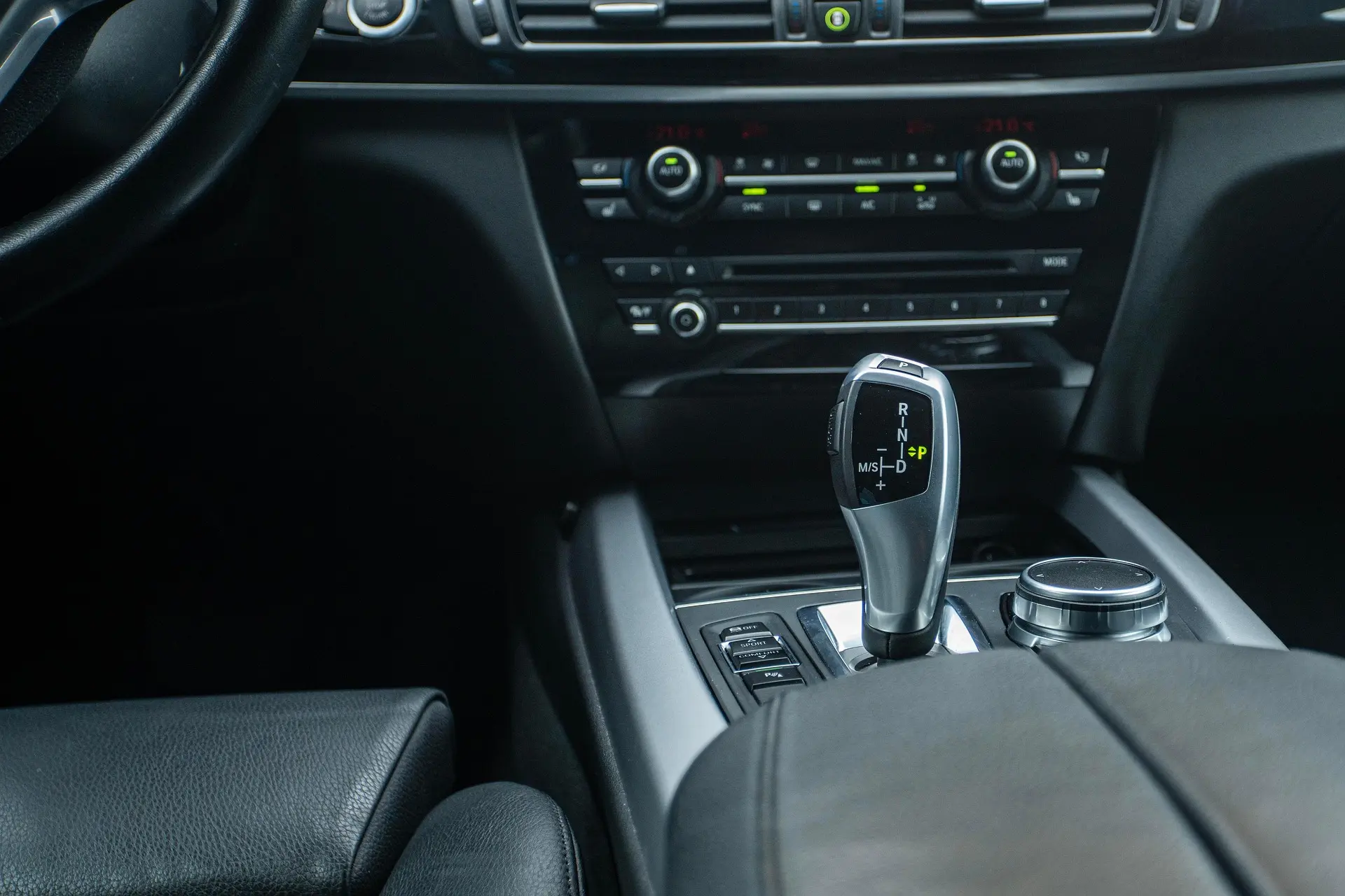 Hochwertiges Fahrzeuginterieur als ruhiges Detailmotiv
