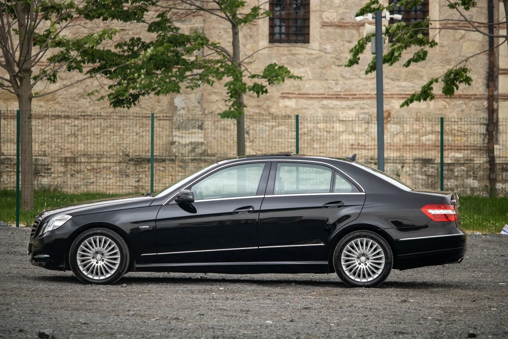 Schwarze Limousine als Beispiel für eine hochwertige Fahrzeugauswahl