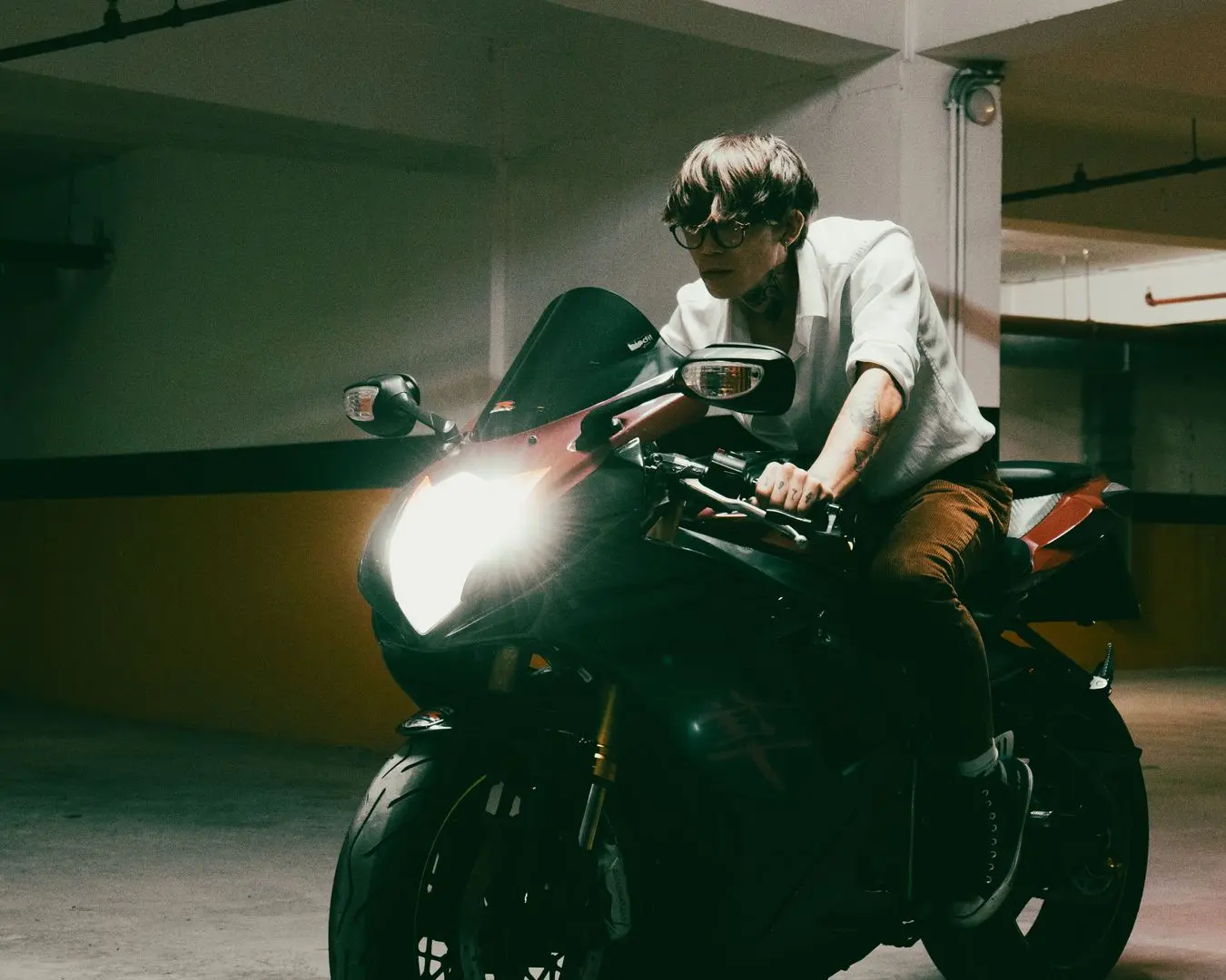 Modernes Motorrad in einer dunklen Garage