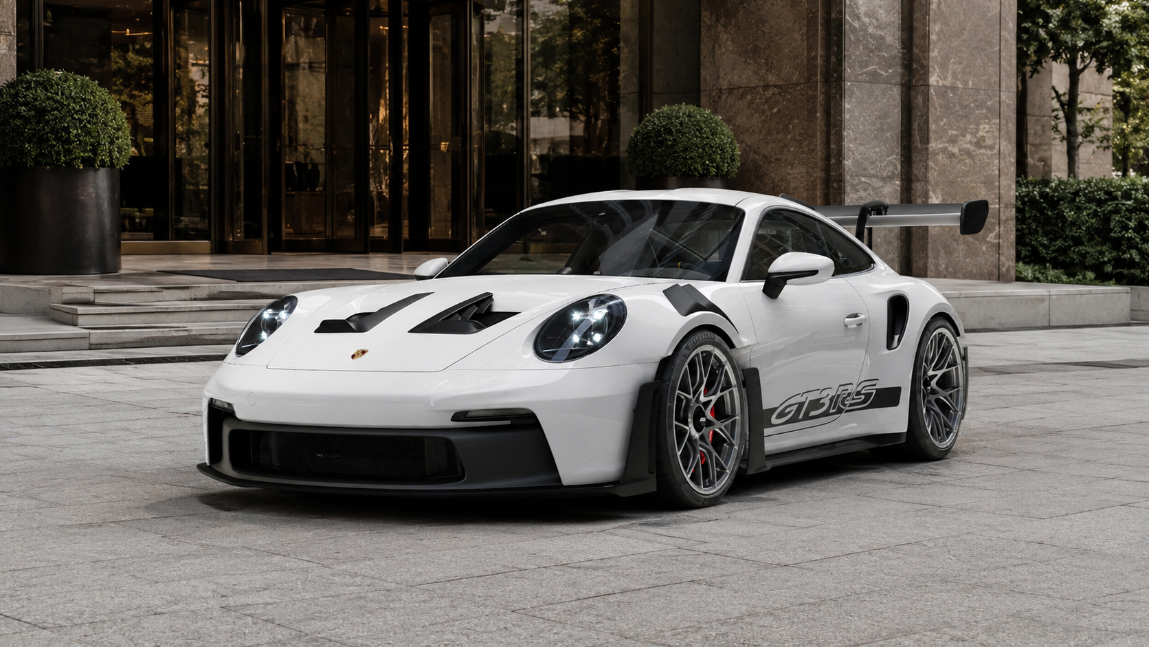 Weißer Porsche 911 GT3 RS als Beispiel für einen anspruchsvollen Sportwagenauftrag